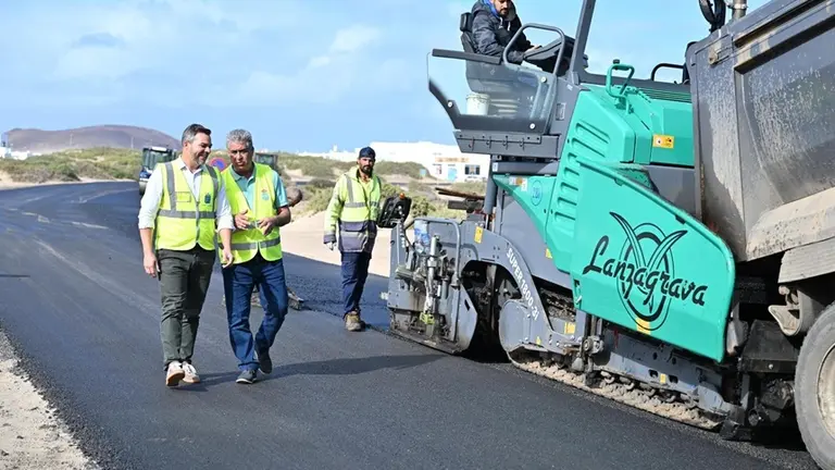 Jacobo Medina y Eugenio Robayna en las obras de la carretera de La Caleta.