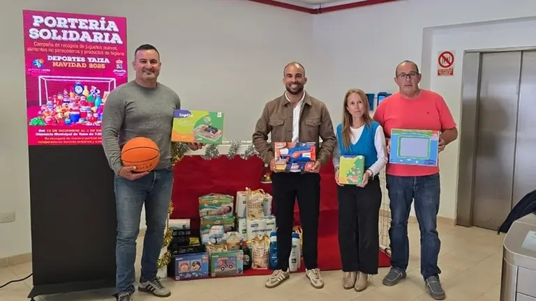 concejales de Yaiza en la porter&iacute;a solidaria.