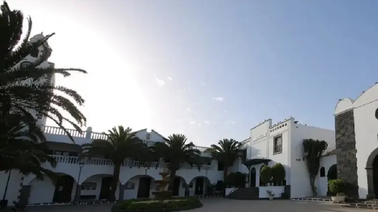 Imagen de la fachada del Ayuntamiento de San Bartolom&eacute;. 