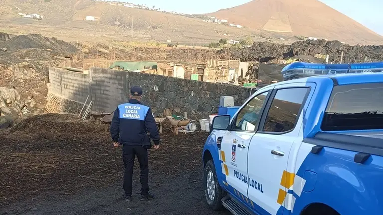 Polic&iacute;a Local junto a la granja sancionada.