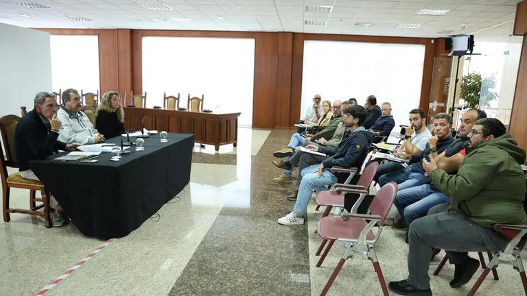 Miguel &Aacute;ngel Jim&eacute;nez reunido con los ayuntamientos y las asociaciones.