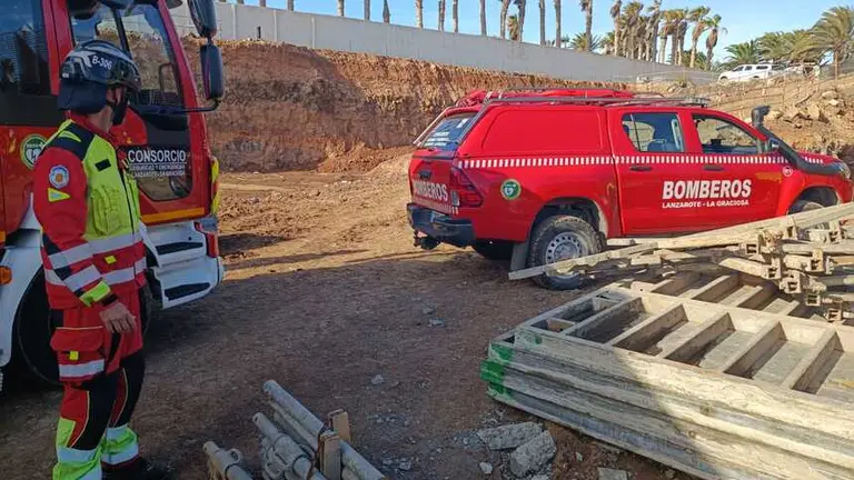 Bomberos en la zona donde se accidento el hombre.