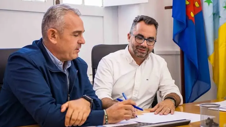 Jacobo Lemes y Echedey Eugenio, concejal de Limpieza y Teniente de Alcalde respectivamente.