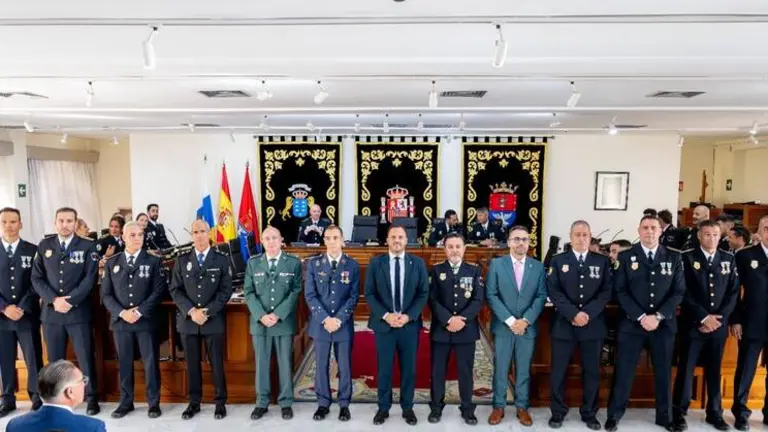 Policías Locales de Arrecife que recibieron hoy medallas por permanencia en el Cuerpo de la Policía Local en un acto presidido por el alcalde.