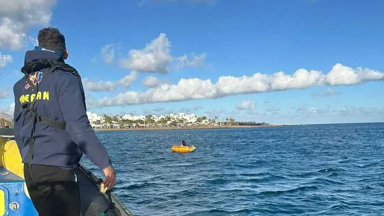 Embarcaci&oacute;n de EMERLAN aproxim&aacute;ndose a la mujer afectada.