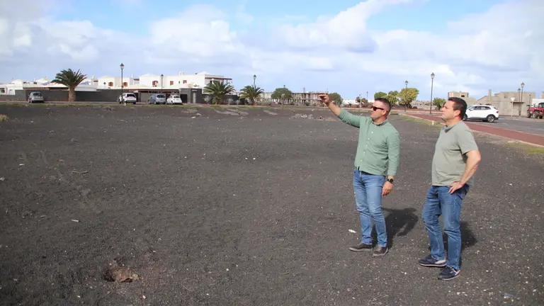 l alcalde de Yaiza, &Oacute;scar Noda, y el concejal de Deportes y Obras P&uacute;blicas de Yaiza, &Aacute;ngel Lago, en la parcela objeto de actuaci&oacute;n.