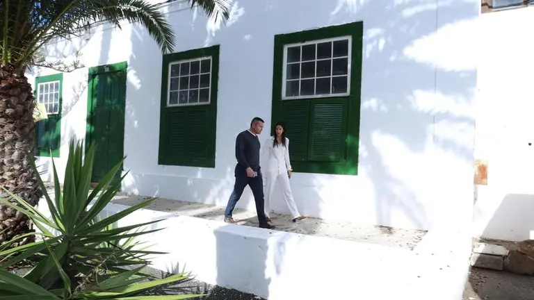 Oswaldo Betancort junto a Aroa Revelo en su visita a la casa del Cura en Har&iacute;a.