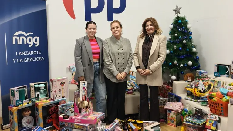 La presidenta insular, Astrid Pérez, junto con la secretaria general, María Tovar, y la presidenta de NNGG, Ana Hernández.
