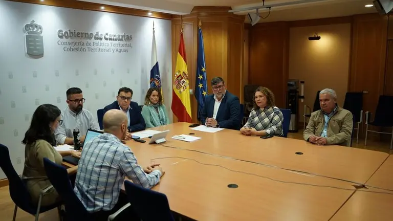 Firma PGO de San Bartolomé en el Gobierno de Canarias.