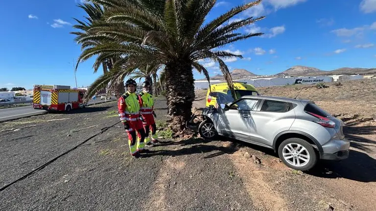 Bomberos y ambulancia del SUC junto a el veh&iacute;culo accidentado.