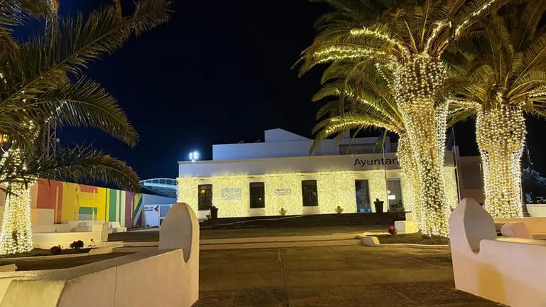 Fachada del Ayuntamiento de T&iacute;as.