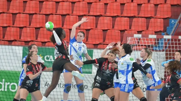 Jugadora del San Jos&eacute; Obrero realizando un lanzamiento sobre la defensa del Aula Valladolid.