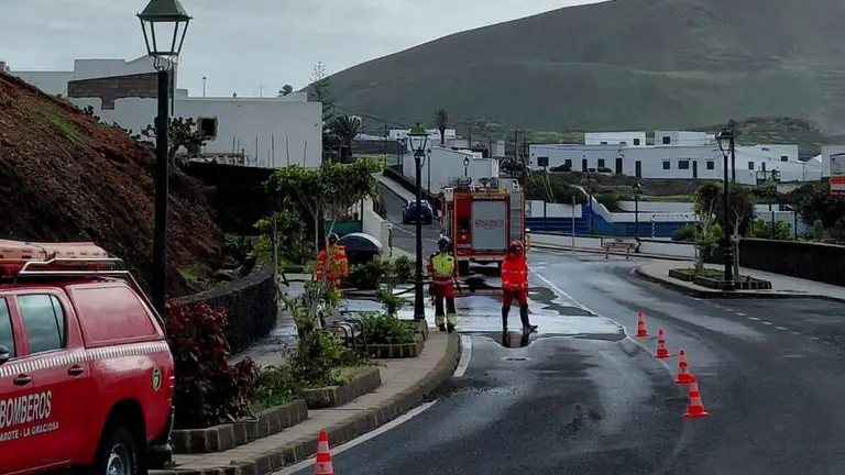Imagen de los bomberos este martes achicando agua en Tinajo.