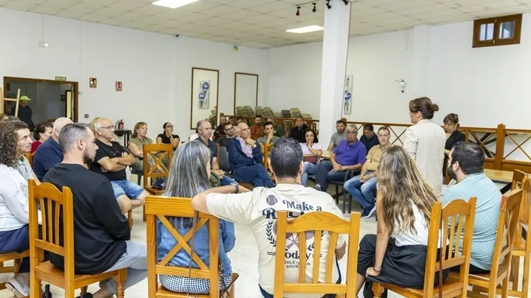 Olivia Duque en un encuentro con los vecinos de Los Valles.