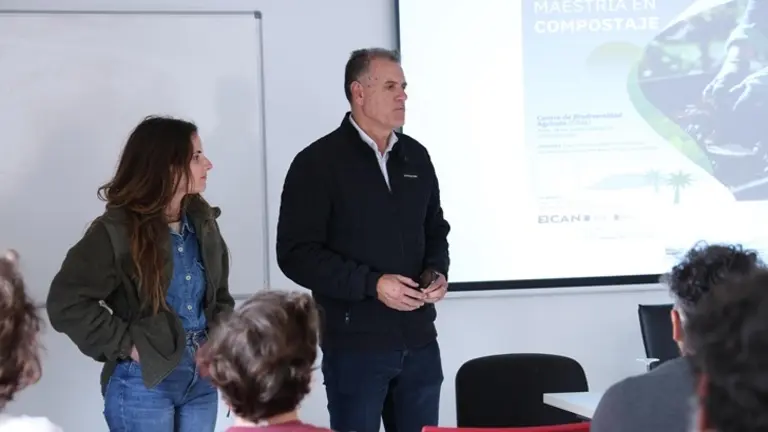 Domingo Cejas en el curso de compostaje.