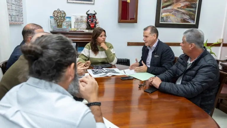 Olivia Duque y Eugenio Robayna en su reuni&oacute;n con Domingo Cejas.