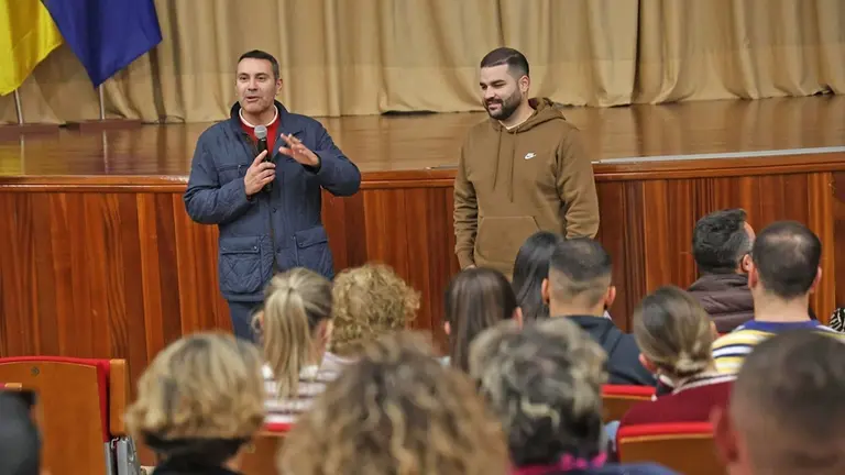 Oswaldo Betancort y Jes&uacute;s Mach&iacute;n Tavio en su encuentro con los colectivos del Carnaval.