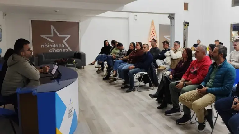 Imagen de una reuni&oacute;n en la sede de Coalici&oacute;n Canaria en Arrecife con presencia de Pedro San Gin&eacute;s. 
