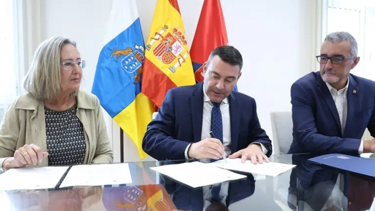 Oswaldo Betancort y Marci Acu&ntilde;a durante la firma del convenio con el colegio de farmac&eacute;uticos.