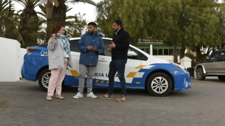 Concejales de CC en San Bartolom&eacute; junto a un veh&iacute;culo de la Polic&iacute;a Local.