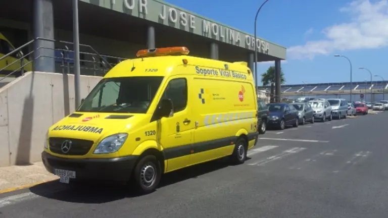 Imagen de archivo de una ambulancia en la entra del servicio de Urgencias del hospital Doctor Jos&eacute; Molina Orosa.
