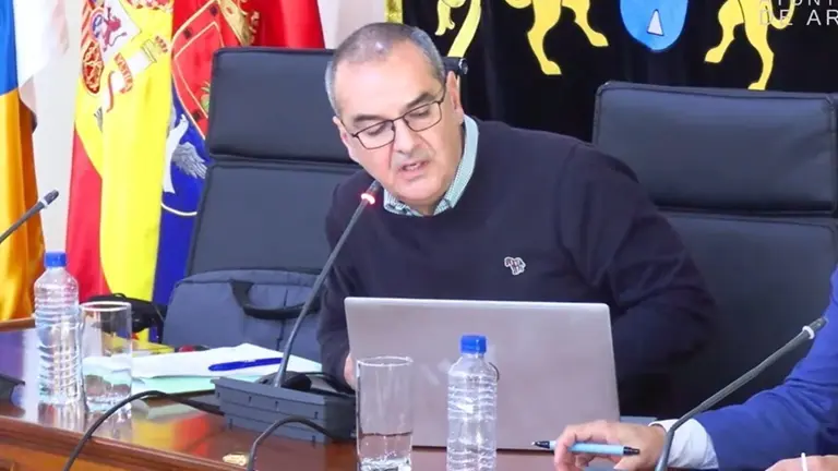 Secretario del Ayuntamiento de Arrecife durante su intervenci&oacute;n en el pleno realizado este 30 de enero.
