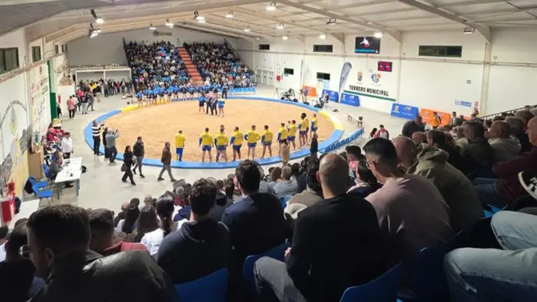 Imagen del gran ambiente que hab&iacute;a este viernes en Yaiza para ver lucha canaria de la buena