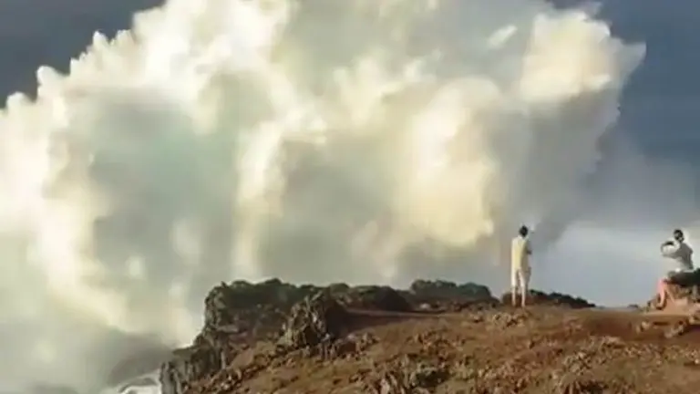 Imagen de alguna de las imprudencias que terminan en fatalidad. En este caso en Gran Canaria dos personas arriesgan su vida para tratar de captar la imagen del mar embrabecido a pocos metros