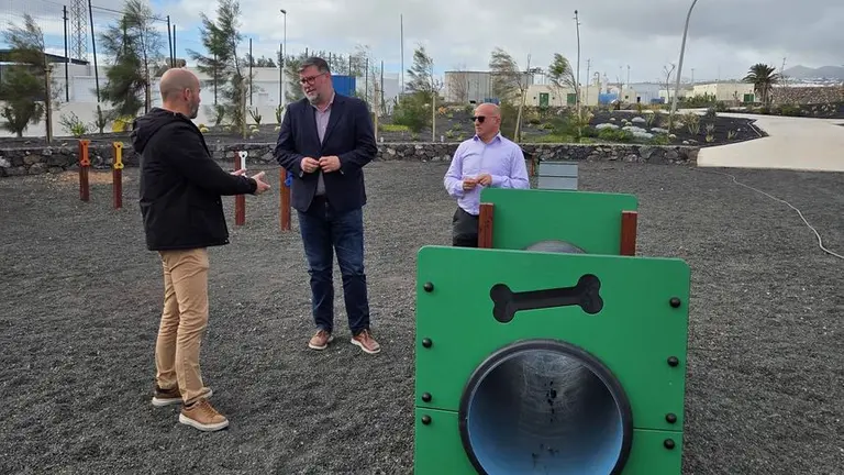 El alcalde visitando el nuevo parque canino