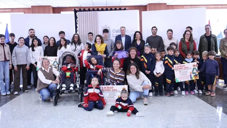 Domingo Cejas junto a los premiados por la campa&ntilde;a.