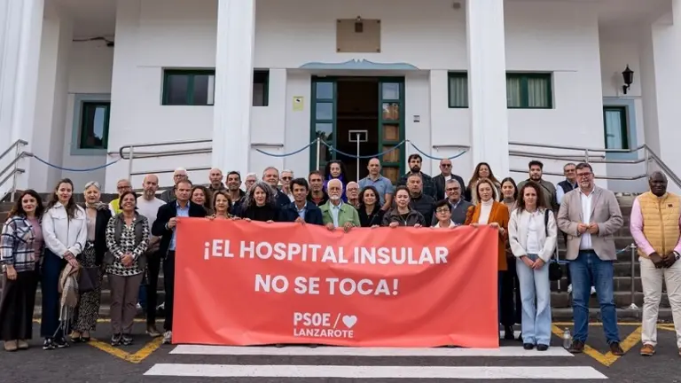 Imagen de los cargos del PSOE de este martes en la puerta del Hospital Insular.