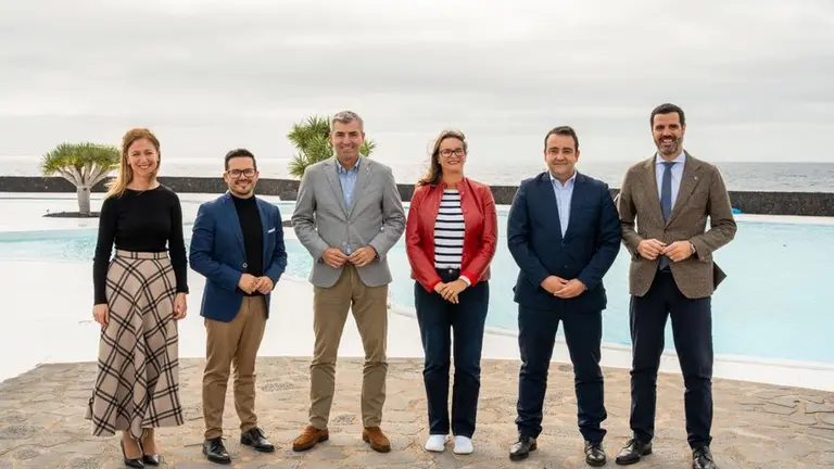 El vicepresidente del Gobierno canario este mi&eacute;rcoles en el Islote de la Fermina con representantes del sector empresasarial de Lanzarote