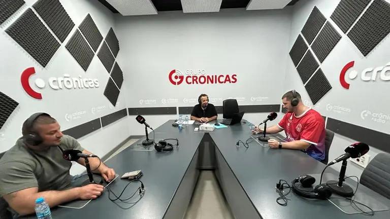 Crist&oacute;bal Olivero en el estudio de Cr&oacute;nicas Radio con los dos grandes luchadores del Tinajo y del San Bartolom&eacute; que se medir&aacute;n este viernes.