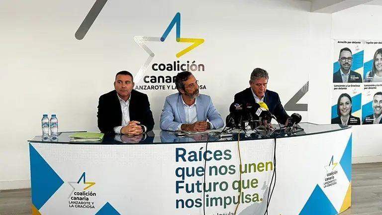 Oswaldo Betancort, Pedro San Gin&eacute;s y Erasmo Garc&iacute;a en la rueda de prensa sobre el Hospital Insular.