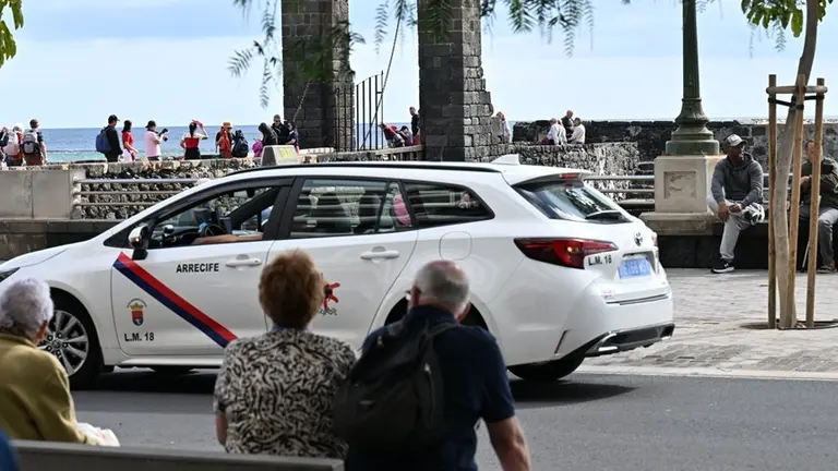 Taxi de Arrecife con viajeros en las proximidades de una parada municipal junto al Puente de las Bolas