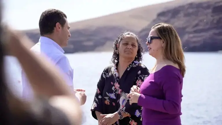 La ex presidenta del Cabildo Mar&iacute;a Dolores Corujo y el actual alcalde de Yaiza en el pasado mandato en Playa Quemada hablando del tema de las jaulas marinas.