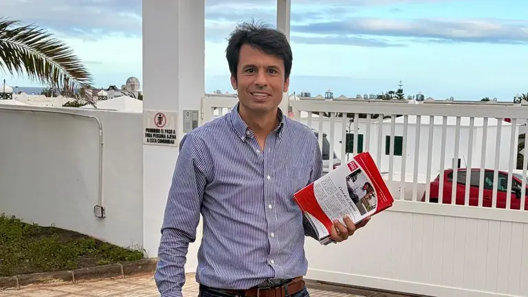 Marcos Bergaz este jueves a la entrada de una urbanizaci&oacute;n de Costa Teguise.