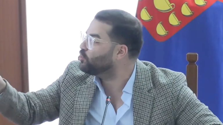 Jes&uacute;s Mach&iacute;n Tav&iacute;o dirigi&eacute;ndose a Mar&iacute;a Dolores Corujo.