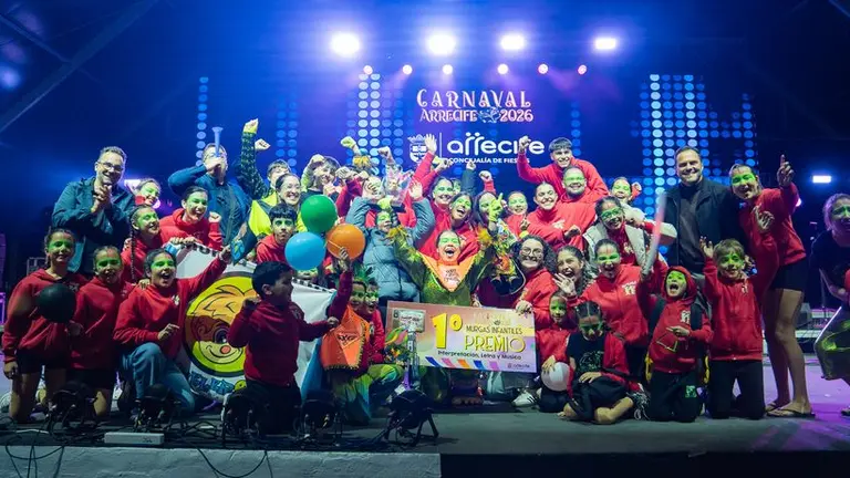 Imagen de los felices ganadores en el escenario del carnaval