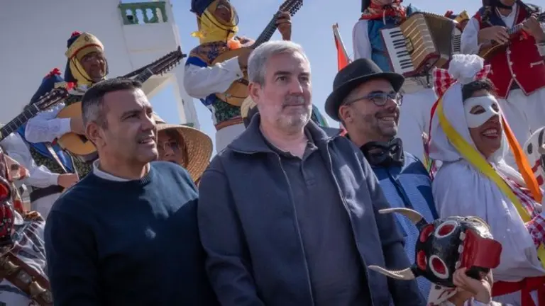 Fernando Clavijo en el centro de la imagen este s&aacute;bado con sus compa&ntilde;eros Oswaldo Betancort y Echedey Eugenio