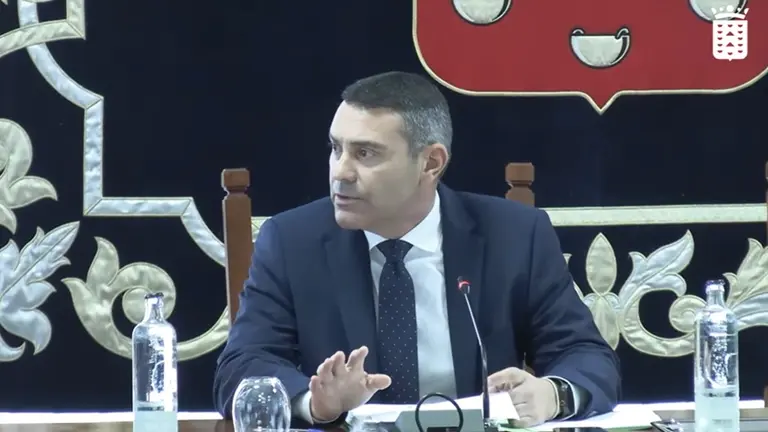 Oswaldo Betancort durante el pleno de este viernes.