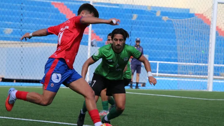Jugador de la UD Lanzarote intentando realizar un centro al &aacute;rea del Atl&eacute;tico Paso.