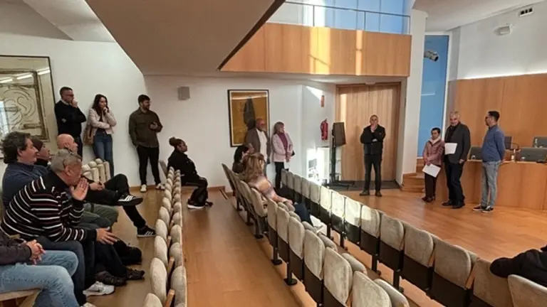 Representantes p&uacute;blicos del Ayuntamiento de T&iacute;as junto a las personas contratadas.
