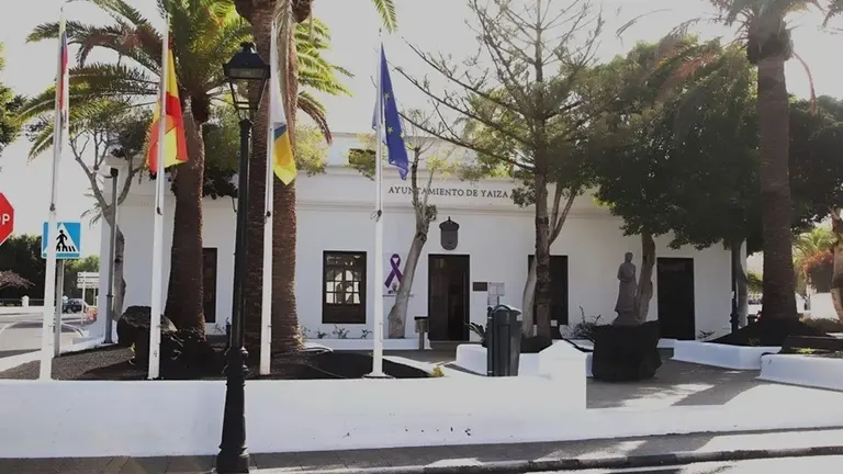 Fachada del Ayuntamiento de Yaiza.