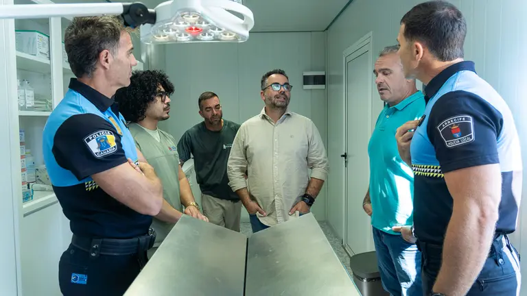 Jacobo Lemes y Echedey Eugenio en el quirófano del centro de bienestar animal.