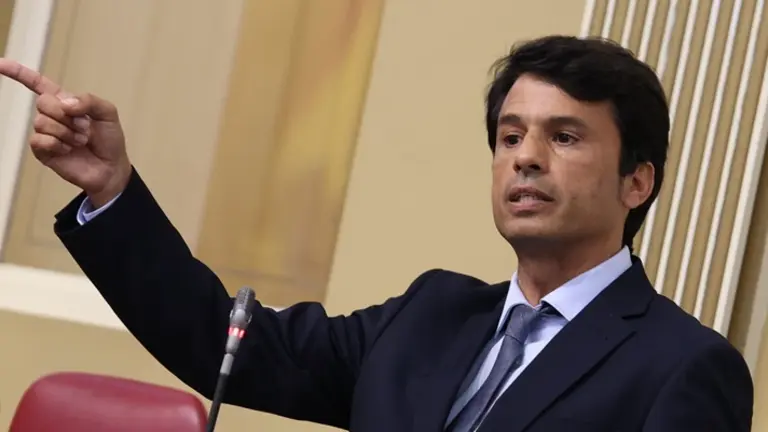 Marcos Bergaz (PSOE) este martes en el pleno del Parlamento 