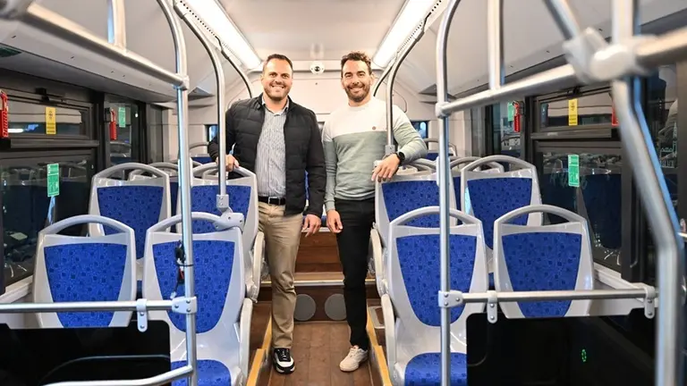 El alcalde de Arrecife Yonathan de Le&oacute;n y el concejal de Transportes y Movilidad, Mario Gonz&aacute;lez Altube, en una de las nuevas guaguas que entrar&aacute; en servicio este mes