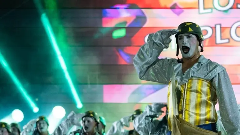 Simplones durante su tema Para cualquier emergencia, mi kit de supervivencia.