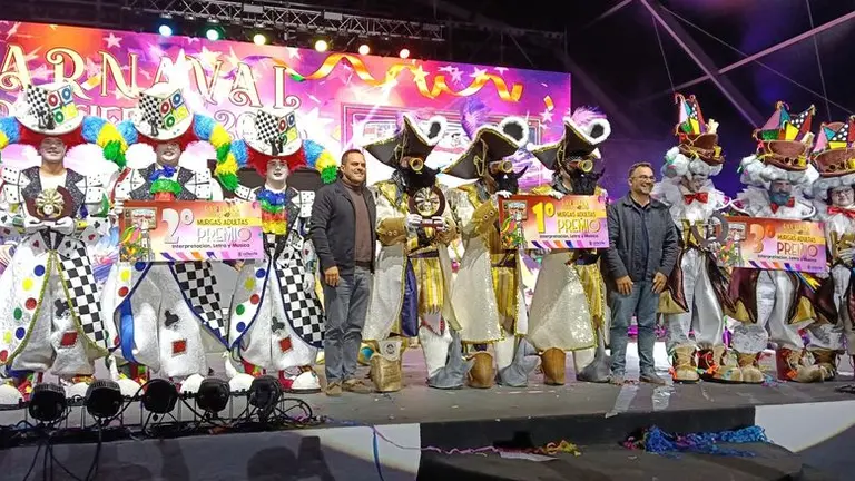 Los representantes de las tres murgas ganadoras recogiendo sus premios en el escenario con el alcalde y el primer teniente de alcalde de Arrecife