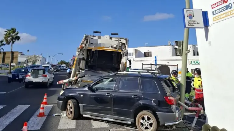 Imagen de los bomberos actuando con uno de los veh&iacute;culos siniestrados